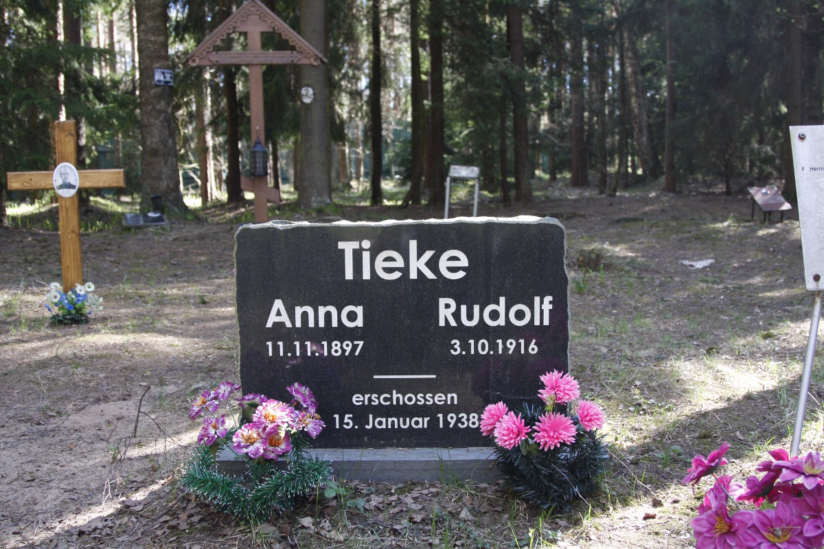 Символическое надгробие А. Г. и Р. Р. Тикке. Фото 18.05.2017